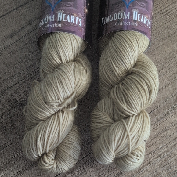 Set of 2 Skeins of Light Golden Fingering Weight Yarn - Picture 4 of 8